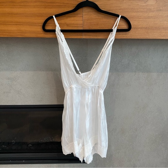 NWOT Lulus A Chance Of Romance Ivory Shiny Plisse Lace Romper, Size M - Picture 4 of 9